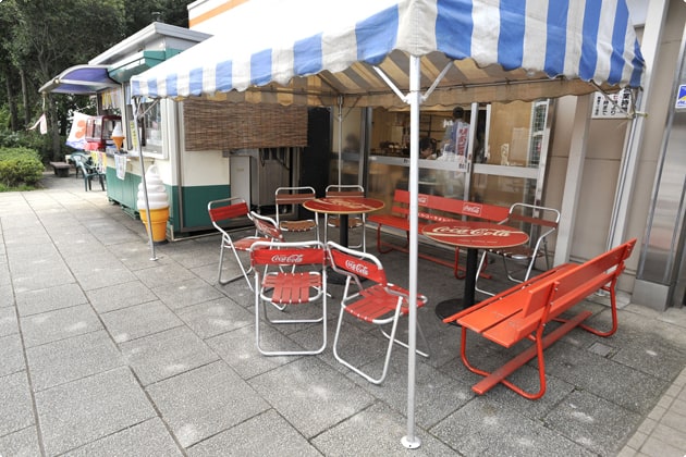 建物前には、屋根付きのテーブルとベンチが設置されています。