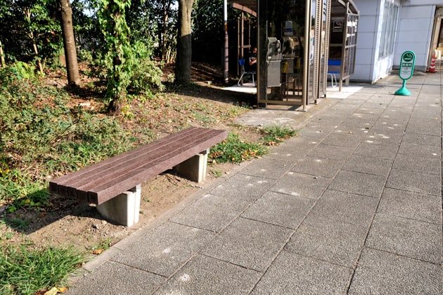 入口側の緑地には、ベンチが設置されています。