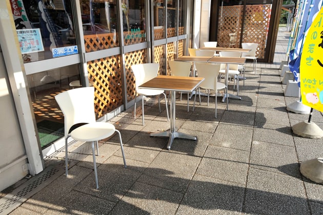 建物前にも、テーブルとイスが少しあります。