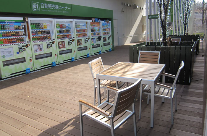出口側の自動販売機前にもテラス席がありますよ。