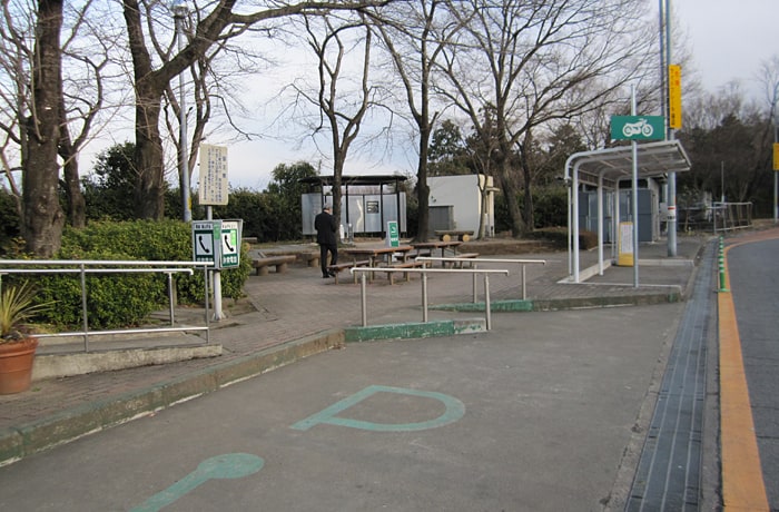 建物前の通路は狭いので、わんこと歩く時には注意しましょう。