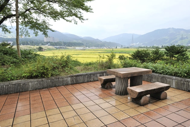 霊峰・八海山を望む展望コーナーからの眺め。