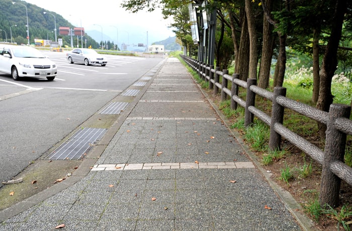 長い歩道があります。クルマには十分注意しましょう。