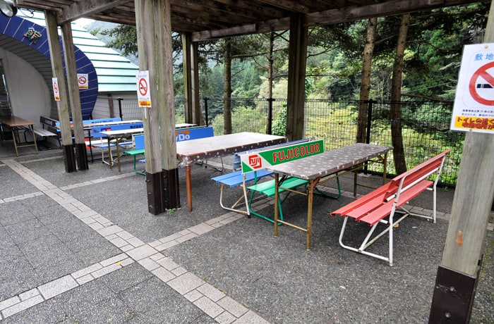 テーブルとベンチが設置されています。