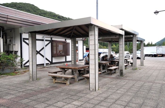 建物前に、屋根のついたテラス席が設置されています。