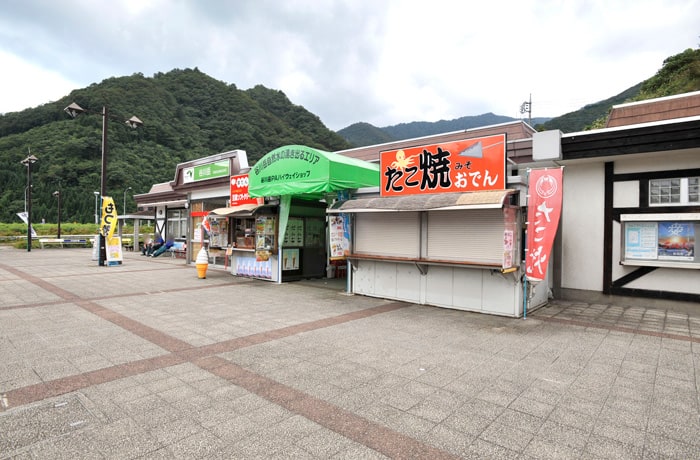 屋台も出ていますので、いろいろ見てみましょう。