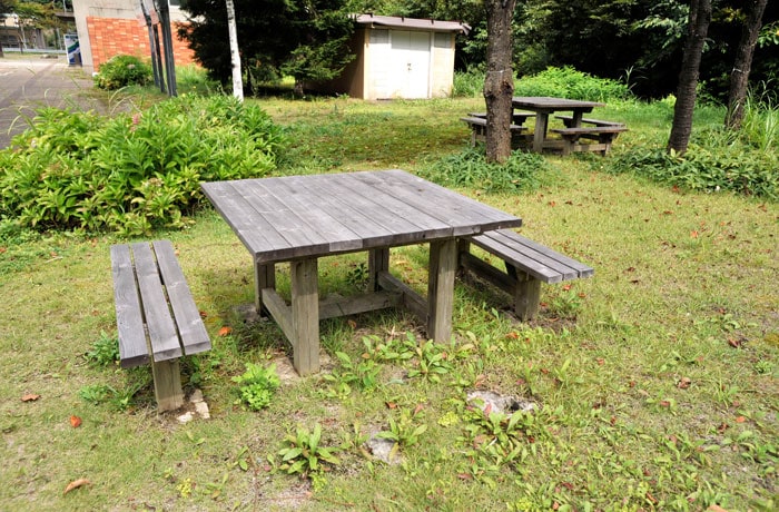 反対側にも緑地があり、テーブルとイスが設置されています。