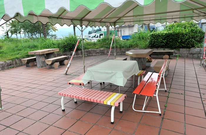 建物の横に、休憩スペースがあります。