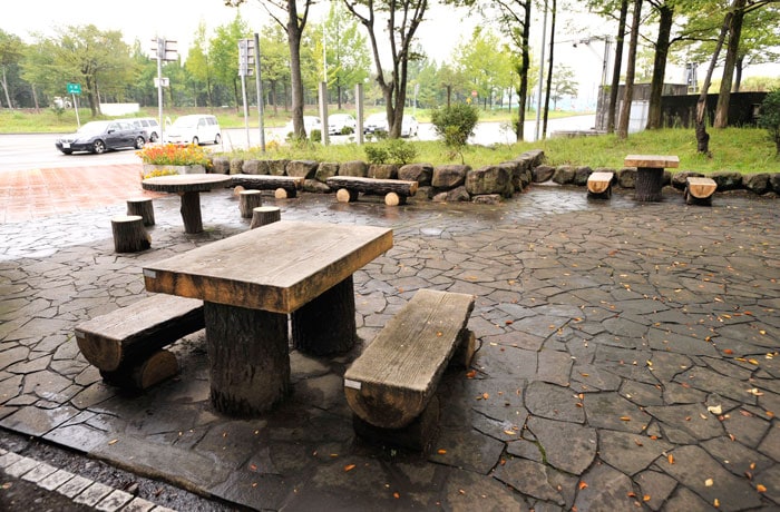 休憩スペースには、木で作られたテーブルやベンチがあります。