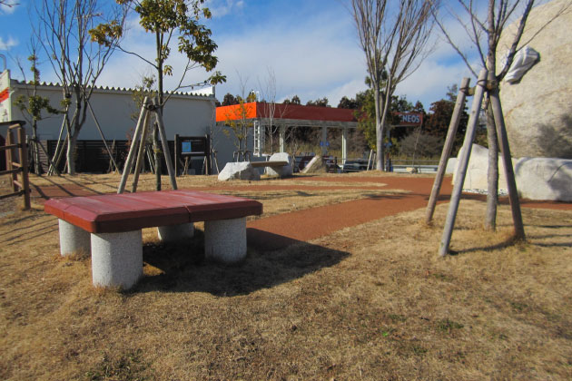 緑地にもベンチが設置してあります。