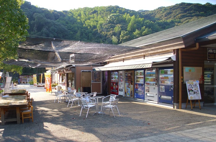 建物前には、たくさんのテラス席が設置されています。