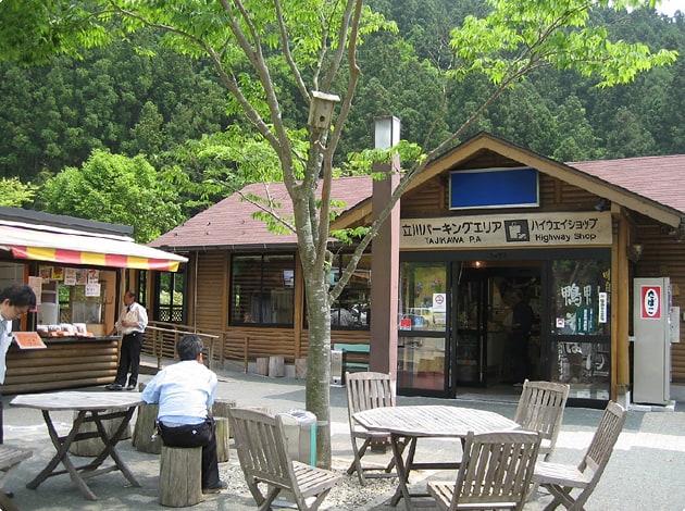 売店の前にテラス席があります。こちらを利用して、食事をすることができます。