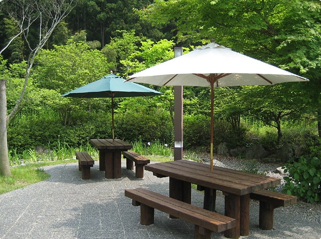 緑地には、テーブルとベンチも置かれています。