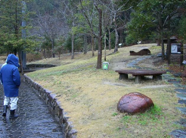 緑地にペット専用のゴミ箱が設置されています。