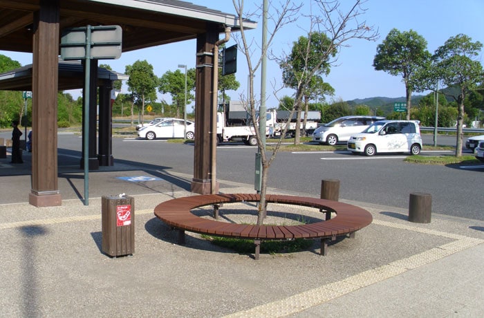 建物前にも、ベンチが設置されています。