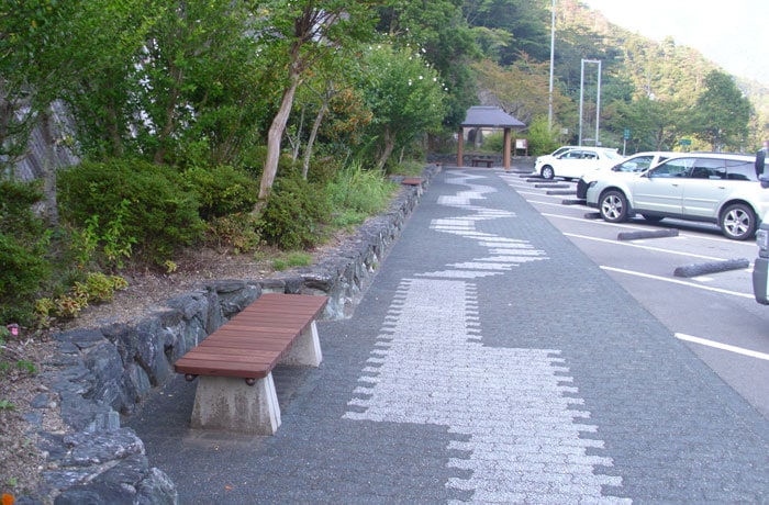 歩道沿いに、ベンチやあずまやがあります。