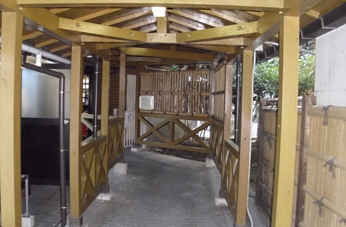 トイレまでの通路は、和風の造りとなっています。