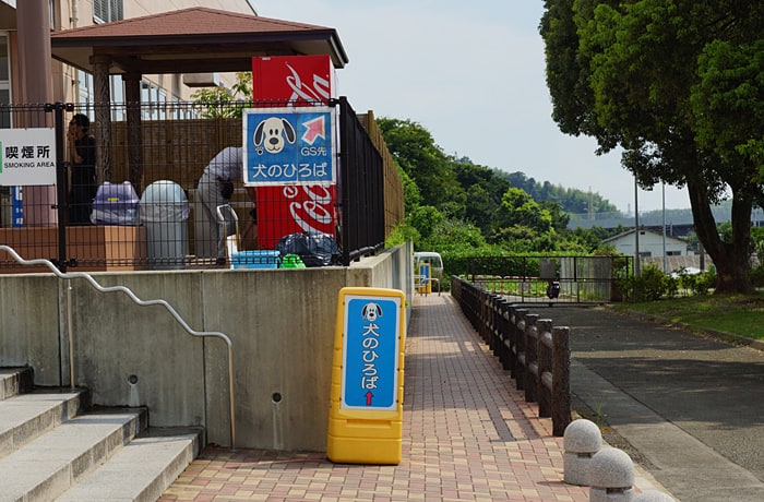 「犬のひろば（ドッグラン）」へは矢印に沿って、歩道を歩いて行きましょう。