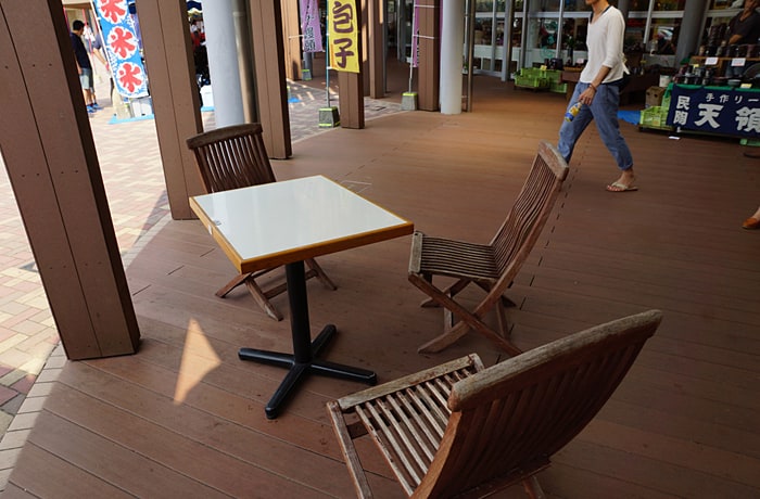 屋根の下にあるテラス席はこちら。