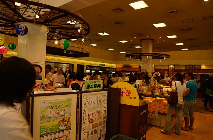 お土産コーナー。九州ならではのお土産を購入していきましょう。（建物内にわんこは入れません）