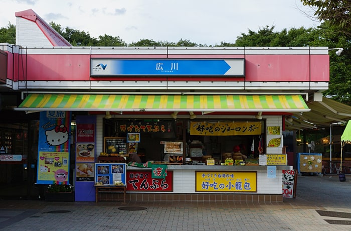 サービスエリアの建物です。