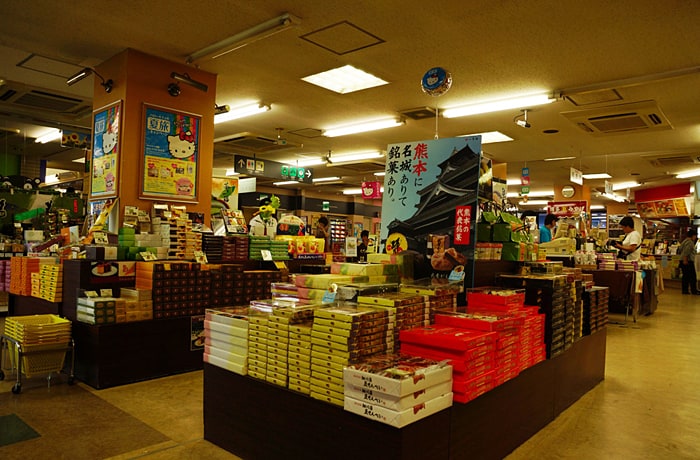 お土産コーナーも充実。（建物内にわんこは入れません）