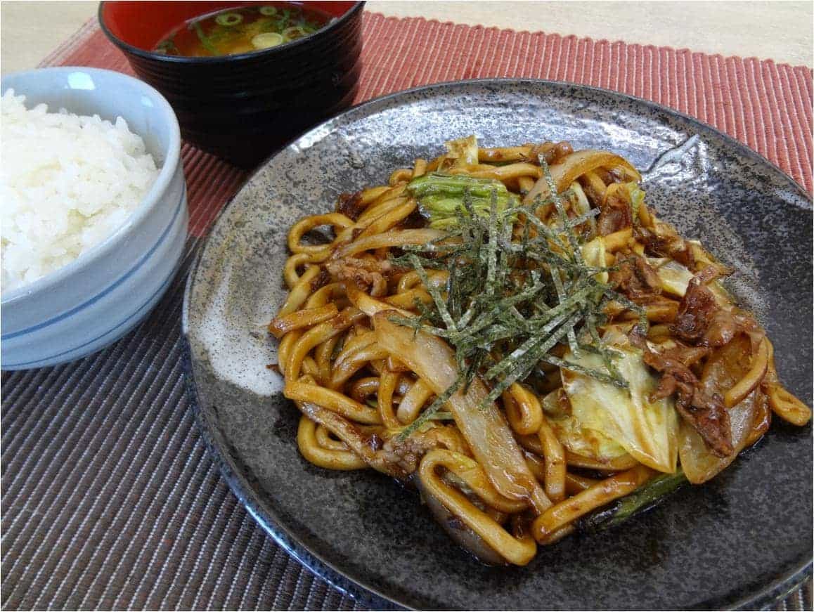 焼うどん発祥の地、小倉の庶民の味「小倉焼きうどん」。地元の“小倉焼きうどん研究所”と開発した“バトルソース”で味付けしています！