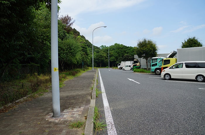 出口側。少しお散歩ができそうな通路があります。ただし、狭いので注意！