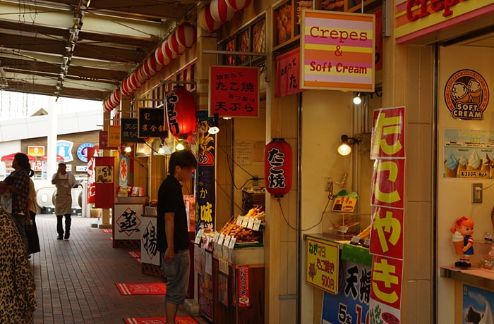 こちらは屋根付きのテイクアウトコーナー。店舗数も充実！