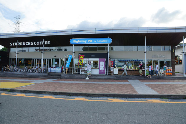 24時間営業のローソンの建物に、スターバックスコーヒーが入っています。