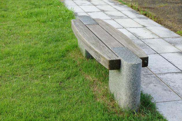 外のベンチに座って、スナック類をいただくのもオススメです。
