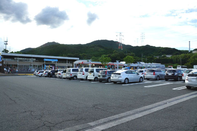 駐車場。広いので、わんこと横断するときには注意しましょう。