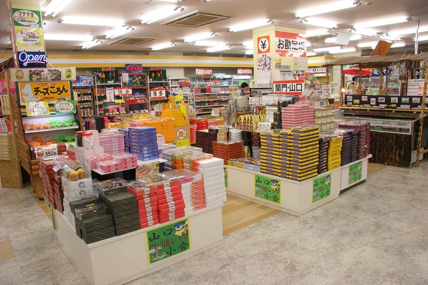地元福岡のほか、手前の北九州、山口の商品も取り揃えています。