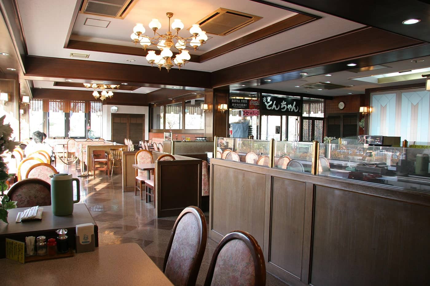 7:00〜10:00までは朝食バイキングも行っています。