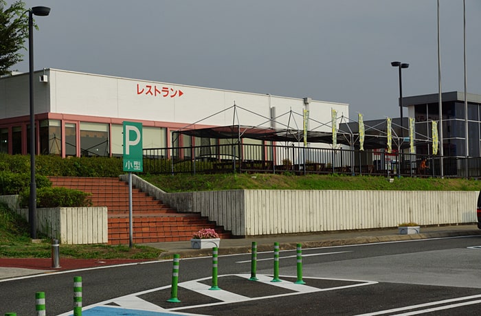 サービスエリアの建物前には、テラス席が設置されています。