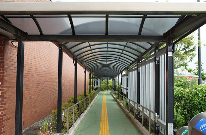 屋根付きの通路です。狭いので通る時は注意しましょう。