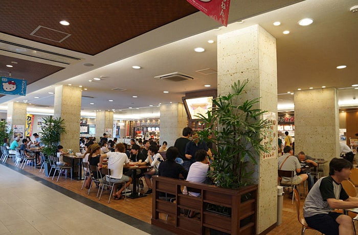 人気のフードコート。休日は混雑します。