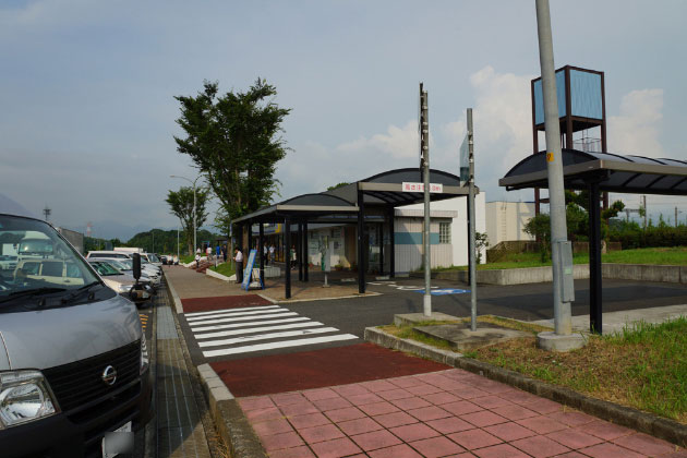出口側から見た歩道と緑地。