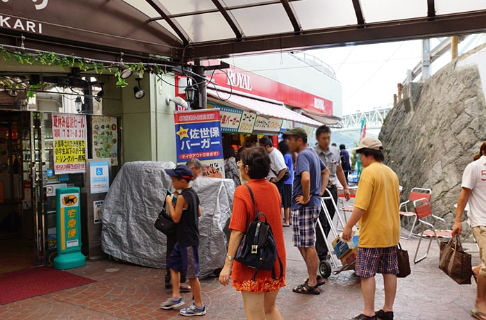 建物の出入り口です。一部に屋根もあります。