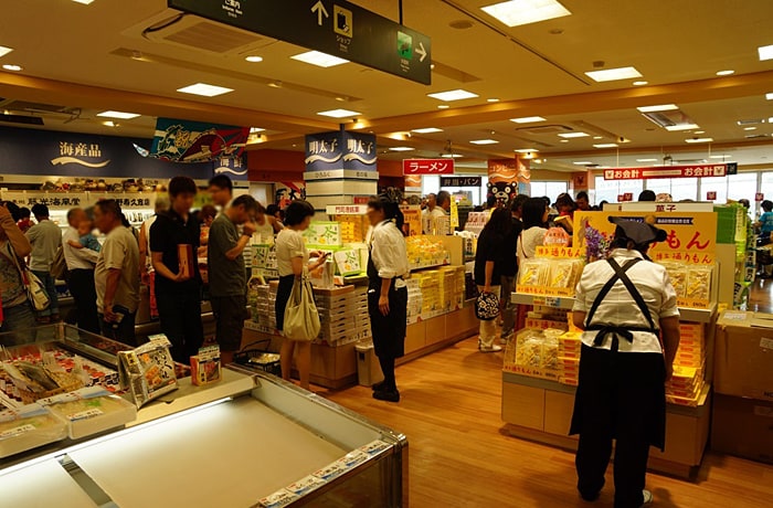 ショッピングコーナー。地元の特産品が販売されています。