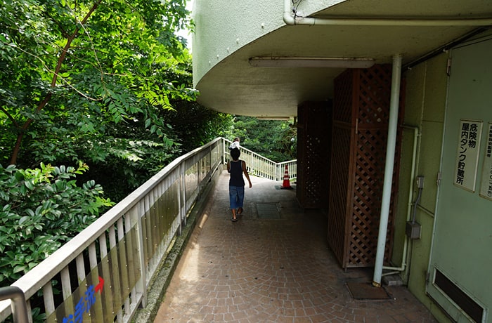 こちらの通路はあまり広くないので、気を付けましょう。