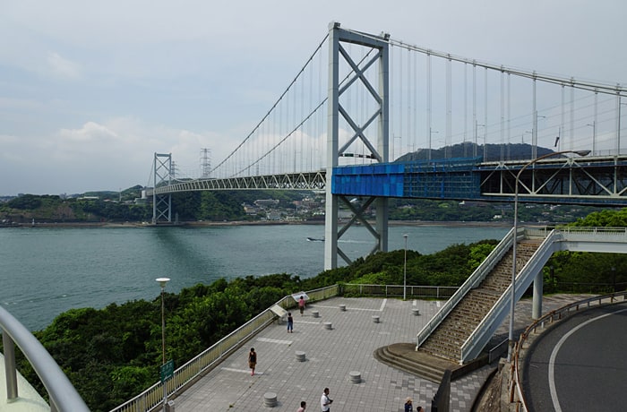 関門橋と、近くの広場。こちらからも素晴らしい景色が堪能できます。