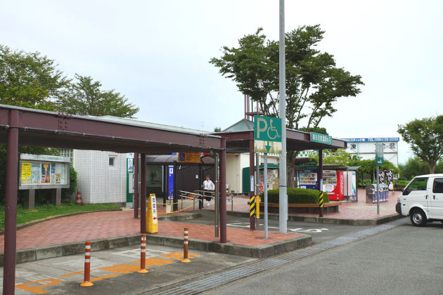 建物前の道路は狭いので、通行するときには注意しましょう。