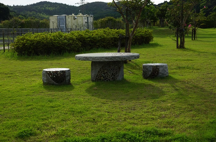 緑地の中にある石のベンチ。