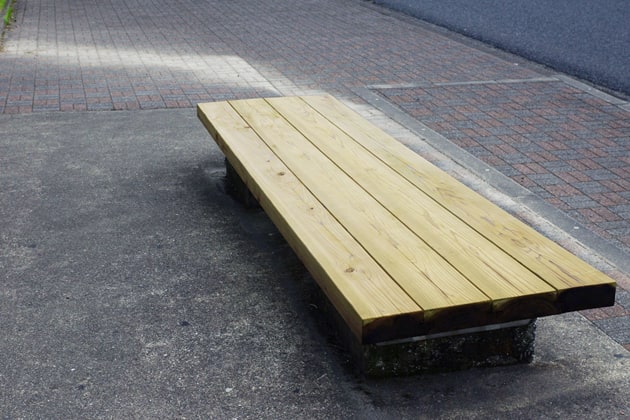 歩道にあるベンチです。