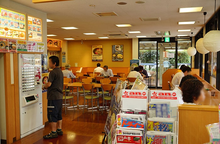 しっかり食事をしたい場合にはこちらのコーナーへ。（建物内にわんこは入れません）