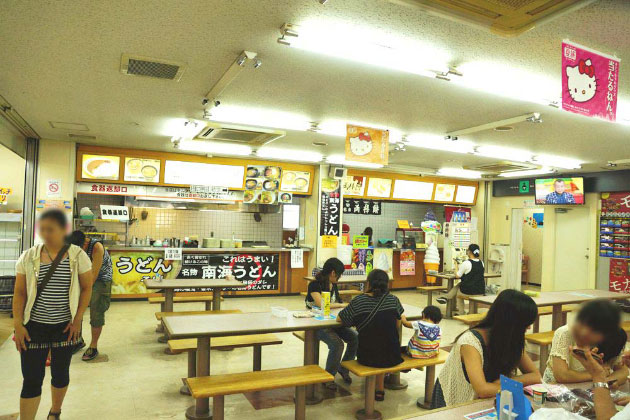 フードコート。名物を購入してテラス席でいただいてみては？