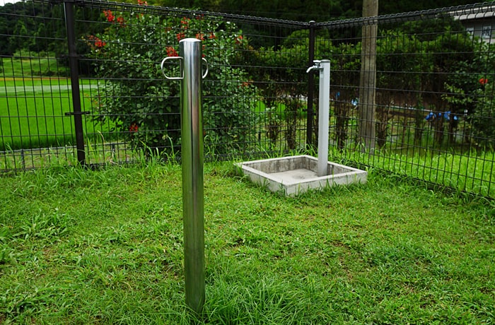リードを繋げられるポールと、水飲み場があります。