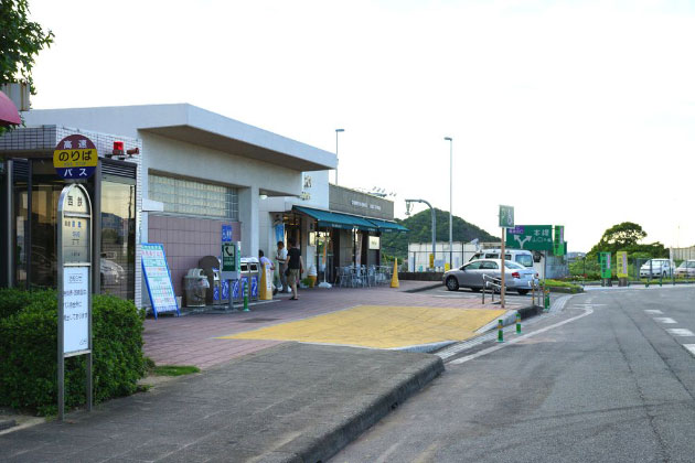 通路は狭いので、歩く際には注意しましょう。
