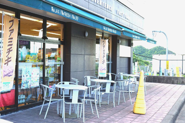 コンビニエンスストア前のテラス席です。わんこと一緒に休憩しましょう。